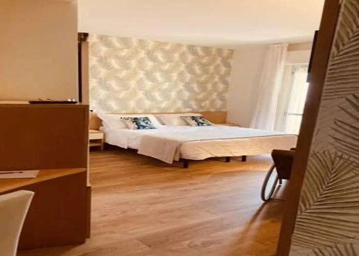 Montecarlo - Vista Mare Con Piscina&area Fitness 3*