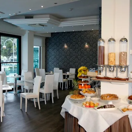 Montecarlo - Vista Mare Con Piscina & Area Fitness 3* Riccione